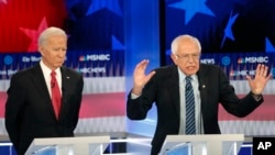 El senador de Vermont, Bernie Sanders, hace una exposición frente al ex vicepresidente Joe Biden, durante el más reciente debate para la nominación presidencial demócrata. Foto AP