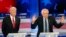 El senador de Vermont, Bernie Sanders, hace una exposición frente al ex vicepresidente Joe Biden, durante el más reciente debate para la nominación presidencial demócrata. Foto AP