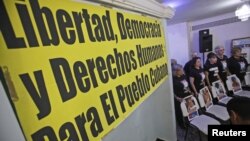 Miembros del grupo de Madres y Mujeres contra la Represión protestan a favor de los reprimidos en Cuba.