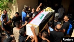 مراسم تشییع جنازه یک قربانی که در حمله ترکیه به یک منطقه گردشگری در استان دهوک کشته شد. 