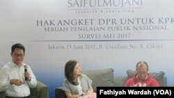 Saiful Mujani research and Consulting (SMRC) saat merilis surveinya tentang hak angket DPR untuk KPK atas penilaian publik nasional di Jakarta, Kamis (15/6). (VOA/Fathiyah Wardah)