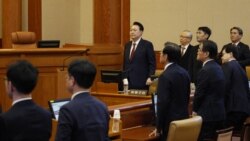 (FILE) Presiden Korea Selatan yang dimakzulkan Yoon Suk Yeol (tengah) berdiri saat menghadiri sidang keempat pemakzulannya atas pemberlakuan darurat militer yang berlangsung singkat di Mahkamah Konstitusi di Seoul, 23 Januari 2025. (JEON HEON-KYUN / POOL / AFP)