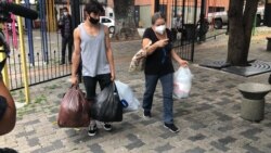 Personas llegan con donaciones a un centro de acopio en la capital venezolana para los afectados por las lluvias en el estado Mérida. Foto: VOA.