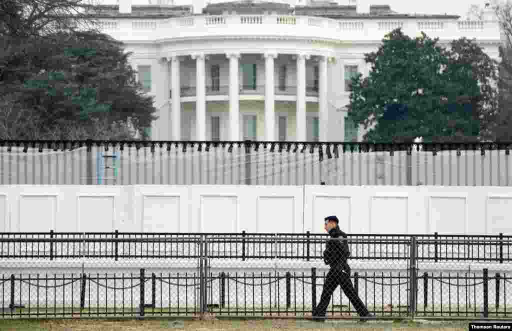 미국 워싱턴 백악관 주위에 보안철책이 설치됐다. 