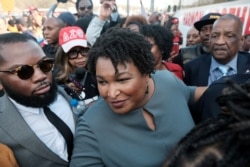 ARCHIVO- La líder demócrata estadounidense Stacey Abrams, de Atlanta, Georgia, aquí en Selma, Alabama el 1 de marzo de 2020, es una de las invitadas en el primer día del festival SXSW 2021.