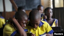 Les élèves en plein cours à l'école flottante de Makoko sur la lagune de Lagos, Nigeria 29 Février 2016. 