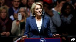 Betsy DeVos, pilihan Presiden AS terpilih Donald Trump untuk posisi menteri pendidikan, berbicara di Grand Rapids, Michigan, Desember 2016. (AP/Paul Sancya)