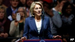 Betsy DeVos, yang dinominasikan sebagai Menteri Pendidikan oleh Presiden-terpilih Donald Trump (foto: dok).