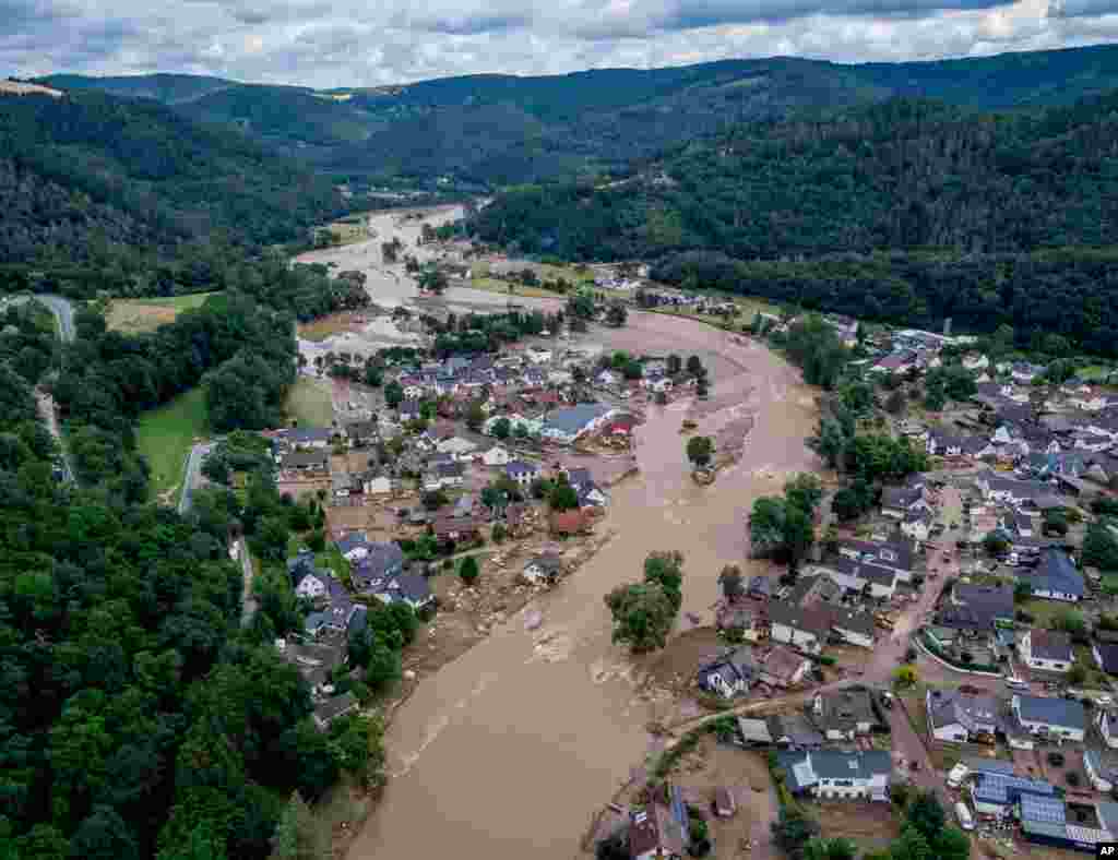طغیان رودخانه Ahr پس از ریزش شدید باران، باعث ویرانی بسیاری از خانه‌ها در کرانه این رودخانه در اینرول آلمان شد. 
