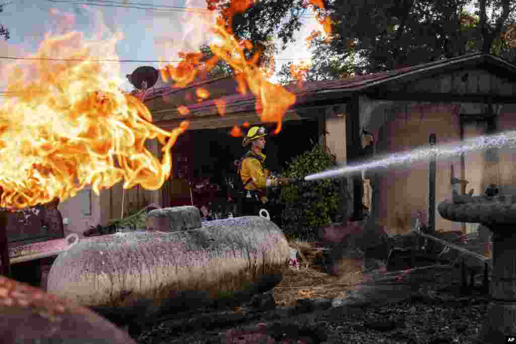 El incendio de California ardió tan fuerte, que el sábado 7 de septiembre creó sus propios sistemas meteorológicos similares a tormentas eléctricas, que pueden crear condiciones más desafiantes, como ráfagas de viento y rayos, según el Servicio Meteorológico Nacional.