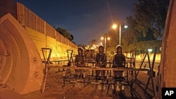 Egyptian soldiers stand guard at the entrance of the presidential palace, in Cairo, July 2, 2013. 