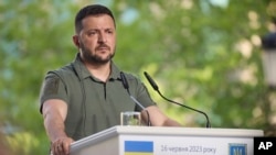 ប្រធានាធិបតី​អ៊ុយក្រែន​លោក​ Volodymyr Zelenskyy ថ្លែង​ក្នុង​សន្និសីទកាសែត​នៅទីក្រុង Kyiv ប្រទេស​អ៊ុយក្រែន​កាលពីថ្ងៃសុក្រ​ទី១៦ មិថុនា ឆ្នាំ២០២៣។(Ukrainian Presidential Press Office via AP)