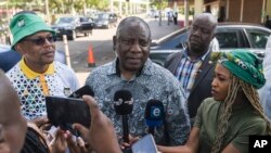 Le président sud-africain Cyril Ramaphosa s'adresse aux médias après avoir quitté une réunion du Comité exécutif national du Congrès national africain (ANC) à Johannesburg, le 4 décembre 2022.