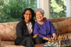 3일 미국 선거에서 첫 한국계 여성 연방 하원의원에 당선된 매릴린 스트릭랜드 후보가 한국인 어머니와 찍은 사진을 선거캠프 웹사이트에 올렸다. 사진=Marylin Strickland for Congress.