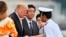 Presiden AS Donald Trump (dua dari kiri) berjabat tanagn dengan Hideki Mizuta (kanan), kapten kapal Jepang "J.S. Kaga" saat hendak bertolak meninggalkan kapal tersebut di Yokosuka, selatan Tokyo, 28 Mei 2019.