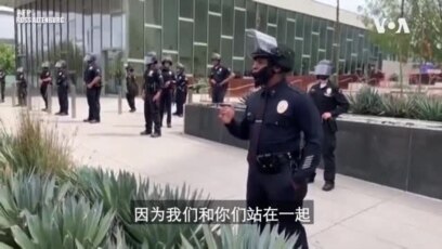 美国抗议活动中多名警察单膝下跪支持示威者