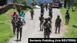 Pasukan keamanan berpatroli di Ilaga, Kabupaten Puncak di Papua, 30 September 2019. (Foto: Sevianto Pakiding/Antara Foto via Reuters)