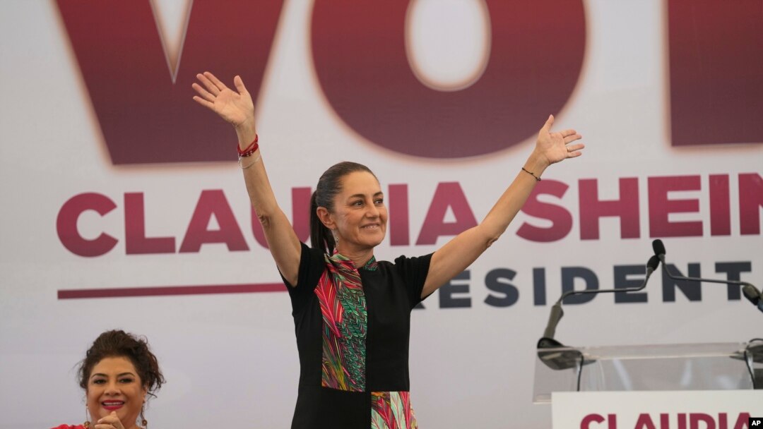 ARCHIVO - La candidata presidencial mexicana Claudia Sheinbaum, a la derecha, saluda a sus partidarios en un mitin de campaña en la Ciudad de México, el jueves 16 de mayo de 2024. Las elecciones generales están programadas para el 2 de junio.