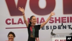 ARCHIVO - La candidata presidencial mexicana Claudia Sheinbaum, a la derecha, saluda a sus partidarios en un mitin de campaña en la Ciudad de México, el jueves 16 de mayo de 2024. Las elecciones generales están programadas para el 2 de junio.