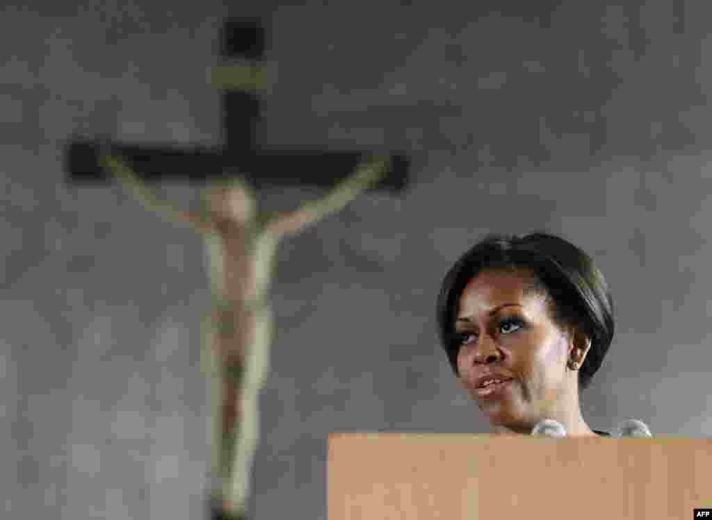 Мишель Обама обращается к женщинам и девочками во время встречи в Церкви Regina Mundi в Соуэто, Йоханнесбург. 22 июня 2011г.