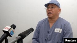 El misionero Kenneth Bae, en traje gris, en el hospital de la Amistad en Pyongyang, donde fue presentado a la prensa.