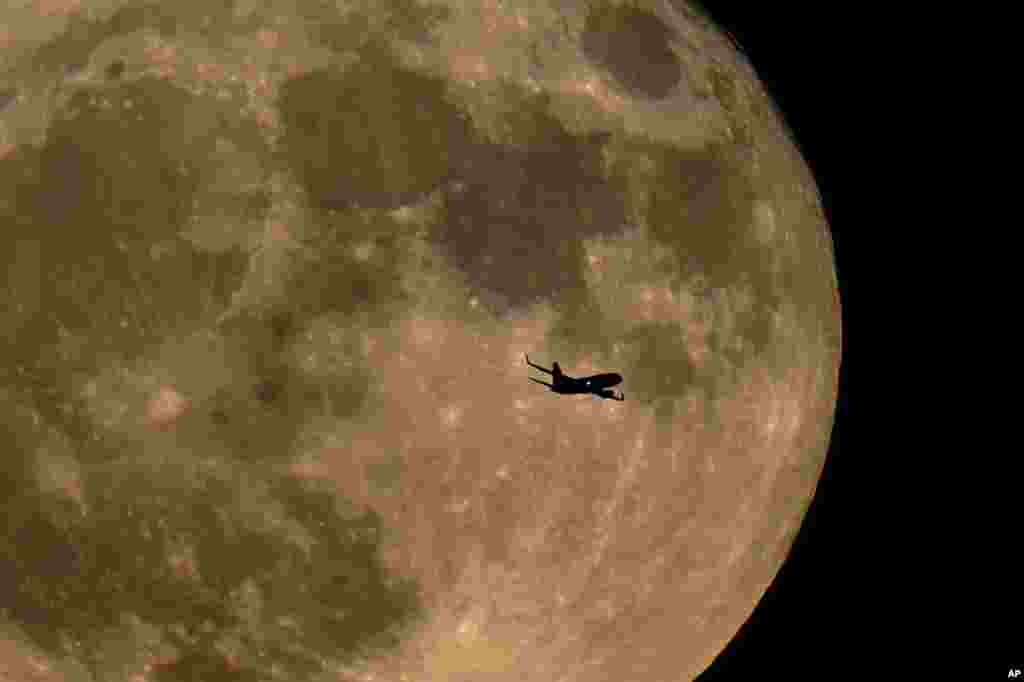 La silueta de un avión se recorta sobre la luna llena en Milwaukee, el 13 de julio de 2022. La órbita de la Luna está más cerca de la Tierra de lo habitual, por lo que recibe el nombre de superluna. Esta luna llena recibe también el nombre de Luna de Ciervo.