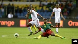 Le Sébastien Clovis Saini tente un tacle sur Abdou Traore du Burkina Faso au cours du match opposant le Burkina Faso et le Cameroun en phase finale de la Coupe d'Afrique des Nations Groupe Match de football au Stade de l'Amitié, à Libreville, au Gabon, 14