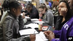 Jóvenes llenan solicitudes de empleo en Pittsburgh, Pennsylvania.