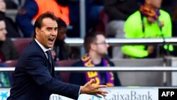 Pelatih Real Madrid, Julen Lopetegui, memberi aba-aba dalam laga Liga Spanyol antara FC Barcelona dan Real Madrid CF di Stadion Camp Nou di Barcelona, Minggu, 28 Oktober 2018.