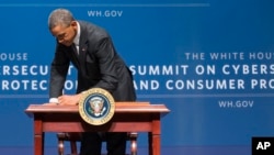 President Barack Obama signs an executive order promoting private sector cybersecurity information sharing during a summit on cybersecurity and consumer protection, Feb. 13, 2015, at Stanford University in Palo Alto, California.