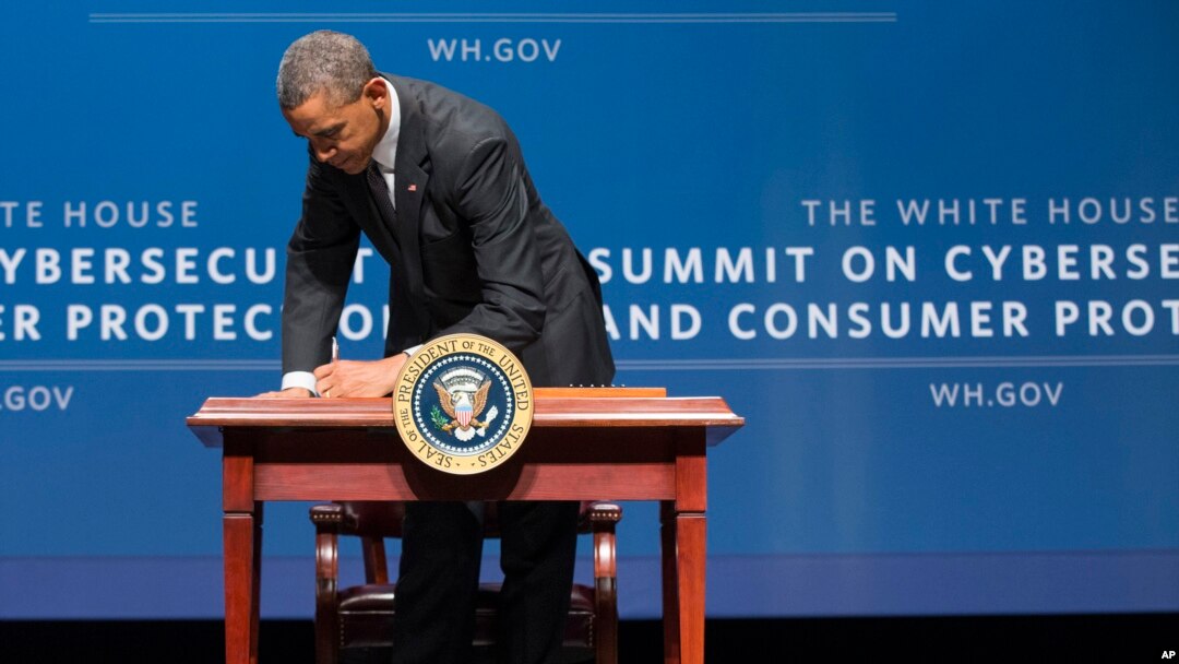 President Barack Obama signs an executive order promoting private-sector cybersecurity information sharing during a summit on cybersecurity and consumer protection in Palo Alto, California, Feb. 13, 2015.