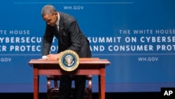 President Barack Obama signs an executive order promoting private-sector cybersecurity information sharing during a summit on cybersecurity and consumer protection in Palo Alto, California, Feb. 13, 2015.