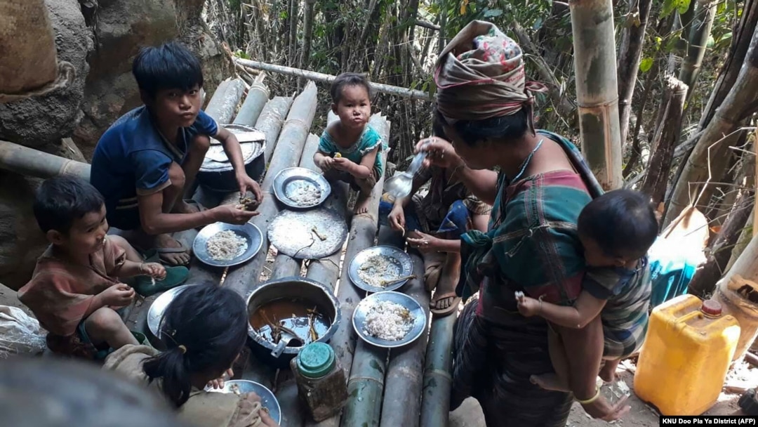 Sebuah keluarga pengungsi etnis Karen harus mengungsi karena serangan udara oleh militer Myanmar di negara bagian Karen (8/4). 