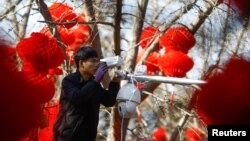 지난 2월 중국 베이징의 다이탄 공원 인근에 '하이크비전' 직원이 감시카메라를 설치하고 있다. 