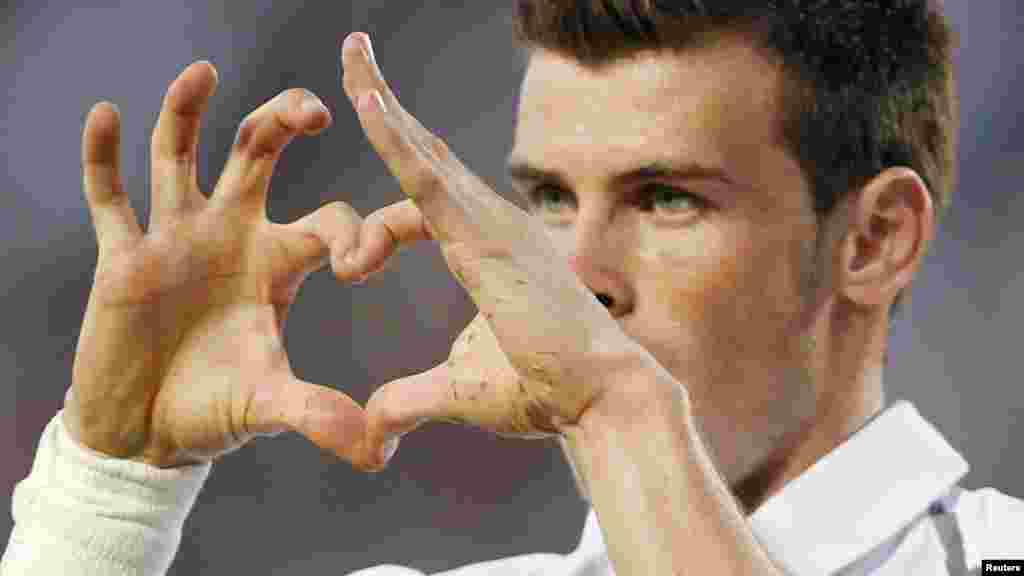 Gareth Bale Cette année, le Gallois joue avec le Real Madrid, il reste le deuxième joueur le mieux payé de son équipe derrière Cristiano Ronaldo. Il reçoit chaque année 24,5 millions d'euros dont 14 millions d'euros de salaire fixe.