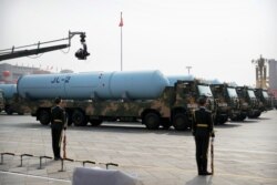 En esta foto del 1 de octubre de 2019, vehículos militares que transportan misiles lanzados desde submarinos JL-2 ruedan durante un desfile para conmemorar el 70 aniversario de la fundación de la República Popular China en Beijing.