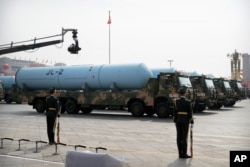 Kendaraan militer yang membawa rudal yang diluncurkan dari kapal selam JL-2 meluncur selama parade untuk memperingati 70 tahun berdirinya Republik Rakyat China di Beijing. (Foto: AP)