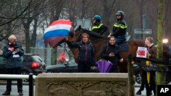 La disputa se produjo apenas unos días antes de las elecciones del 15 de marzo en Holanda para elegir a los miembros de la cámara baja del Parlamento. 