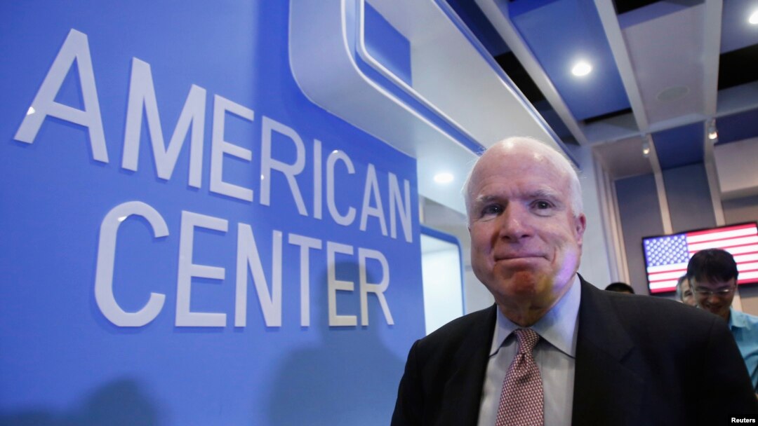 Thượng nghị sĩ McCain rời buổi họp báo tại Trung tâm Hoa Kỳ ở Hà Nội, 8/8/2014.