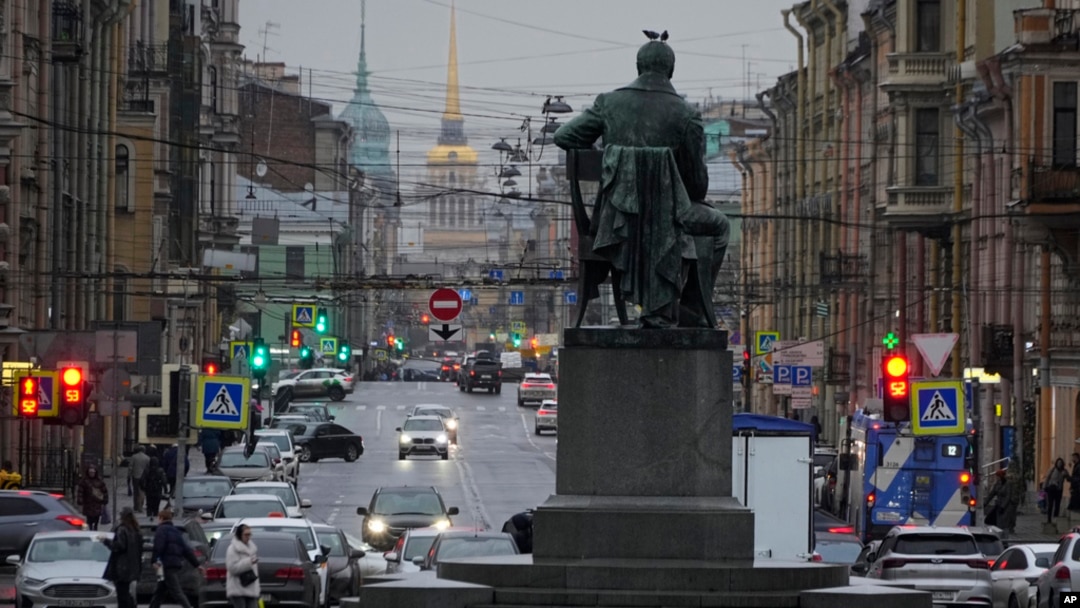 Skulptura ruskog dramskog pisca Aleksandra Gribojedova u Sankt Peterburgu, 26. novembra 2024. Rusija se suočava sa demografskom krizom dok se njeno stanovništvo smanjuje, a gubici se nastavljaju na bojnom polju u Ukrajini.