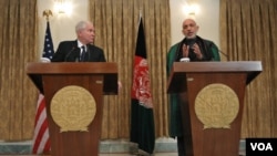 Prezidan Afgan, Hamid Karzai nan yon konferans pou laprès ak Minis Defans Ameriken an Robert Gates