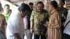 Menteri Perdagangan Rahmat Gobel bersama Gubernur Jawa Timur Soekarwo melakukan sidak di pasar beras Bendul Merisi Surabaya, Sabtu 20 Juni 2015 (Foto:VOA/Petrus)