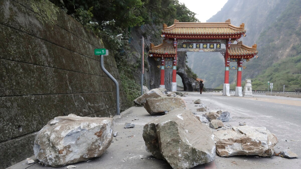 台湾花莲余震救援困难 数百人仍受困灾区