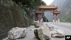 台灣花蓮強震後太魯閣國家公園入口處道路上的巨石。 （2024年4月4日）