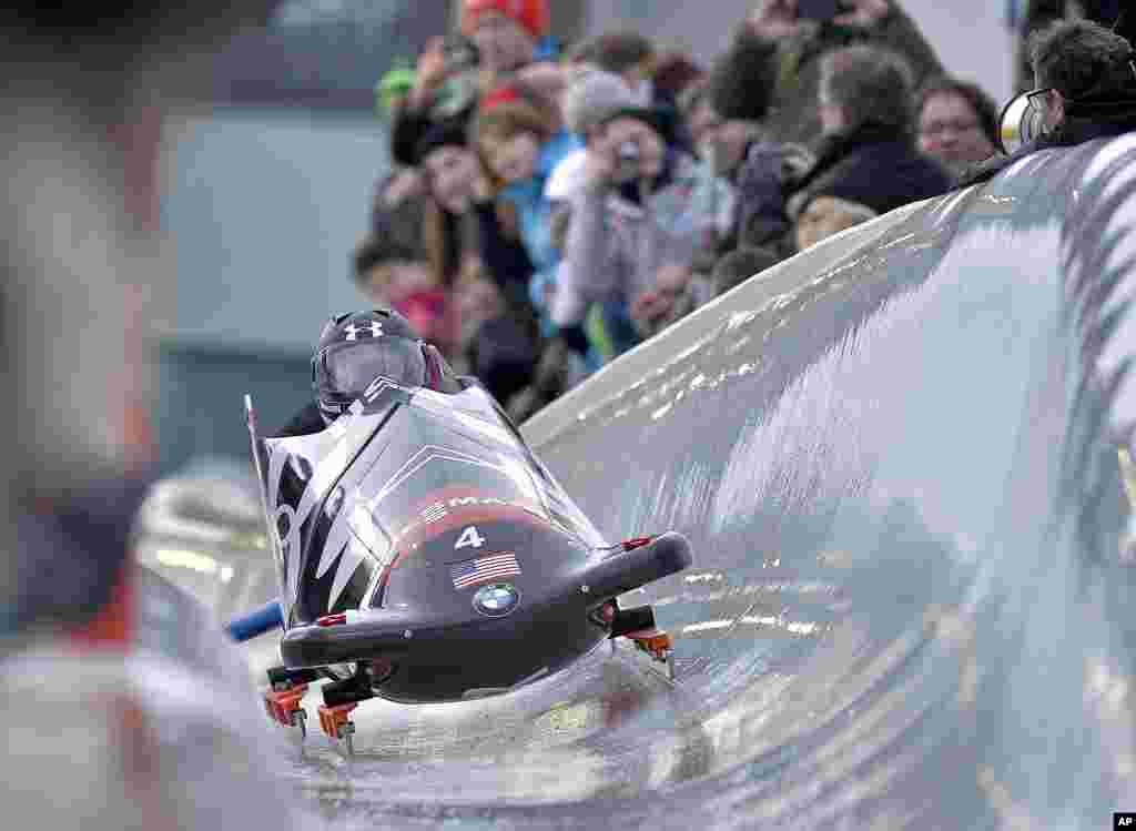 Steven Holcomb (trước) và Steven Langton, 2 vận động viên môn bobsled của Mỹ, dự giải Vô địch Thế giới ở Winterberg, Đức.