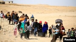 Displaced people flee Islamic State militants in Mosul, Iraq, Nov. 22, 2016. With thousands of civilians believed to be trapped inside Mosul, many observers fear that a retreating IS will turn to chemical weapons while little has been done to prepare or protect residents. 