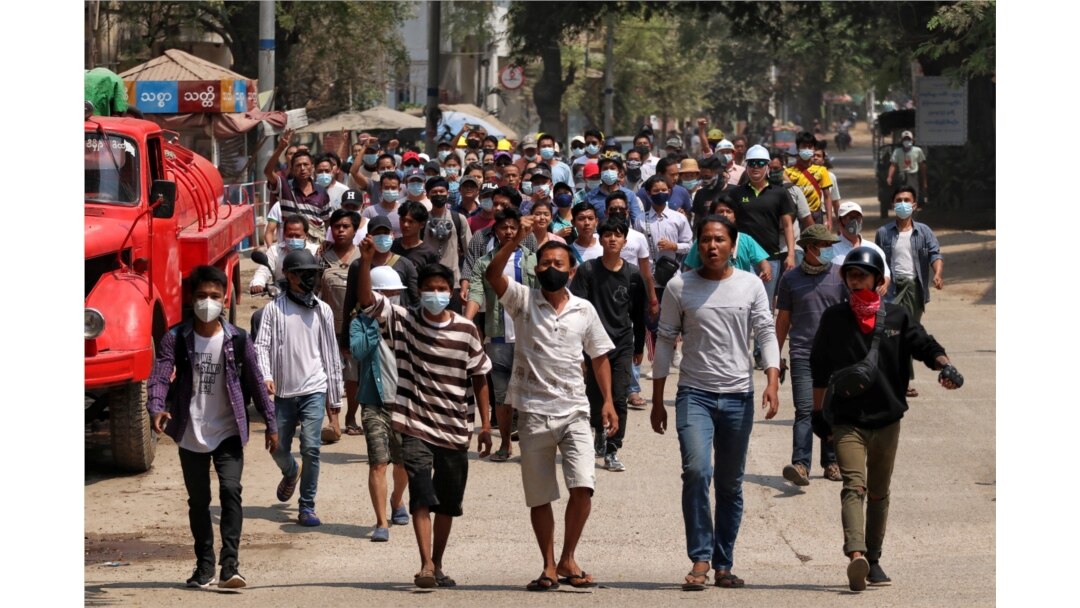 Demonstran anti-kudeta menggelar aksi protes di Nyaung-U, Myanmar 17 Maret 2021. (Foto: REUTERS)