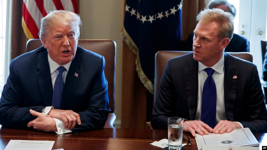 Presiden AS Donald Trump (kiri) berbicara dalam rapat kabinet sementara Wakil Menhan Patrick Shanahan (kanan) mendengarkan di Gedung Putih (foto: dok). 