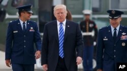 Presiden Amerika Serikat Donald Trump berjalan menuju Air Force One yang akan membawanya melawat ke Polandia dan Jerman, Rabu, 5 Juli 2017 di Pangkalan Angkatan Udara Amerika Serikat, Andrews, Maryland. (AP Photo/Evan Vucci)