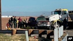 La escena después del accidente vial en Holtville, California, el 2 de marzo del 2021. Foto tomada de KYMA. (KYMA via AP)